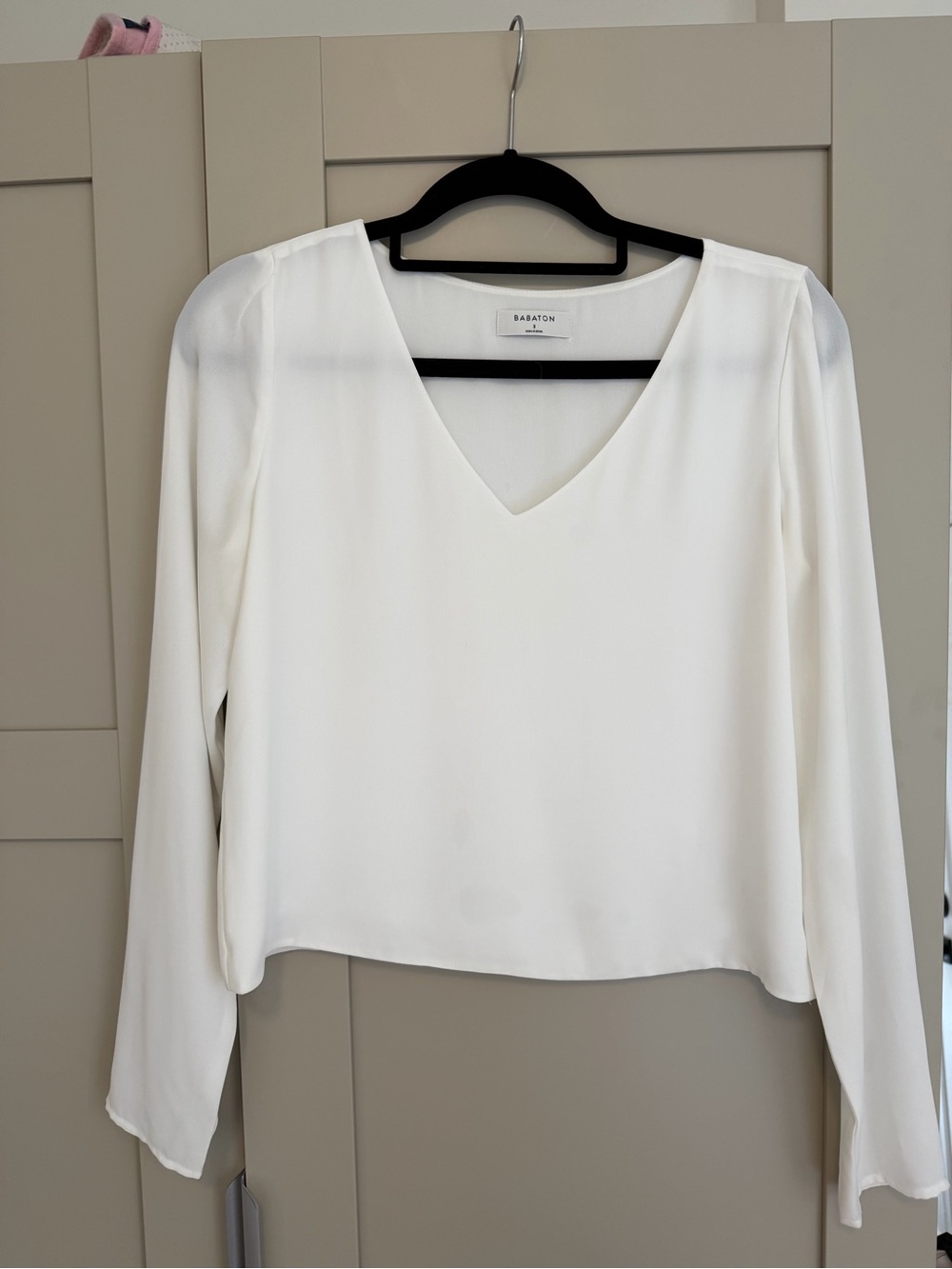 Babaton Cream V-Neck Long Sleeve Blouse